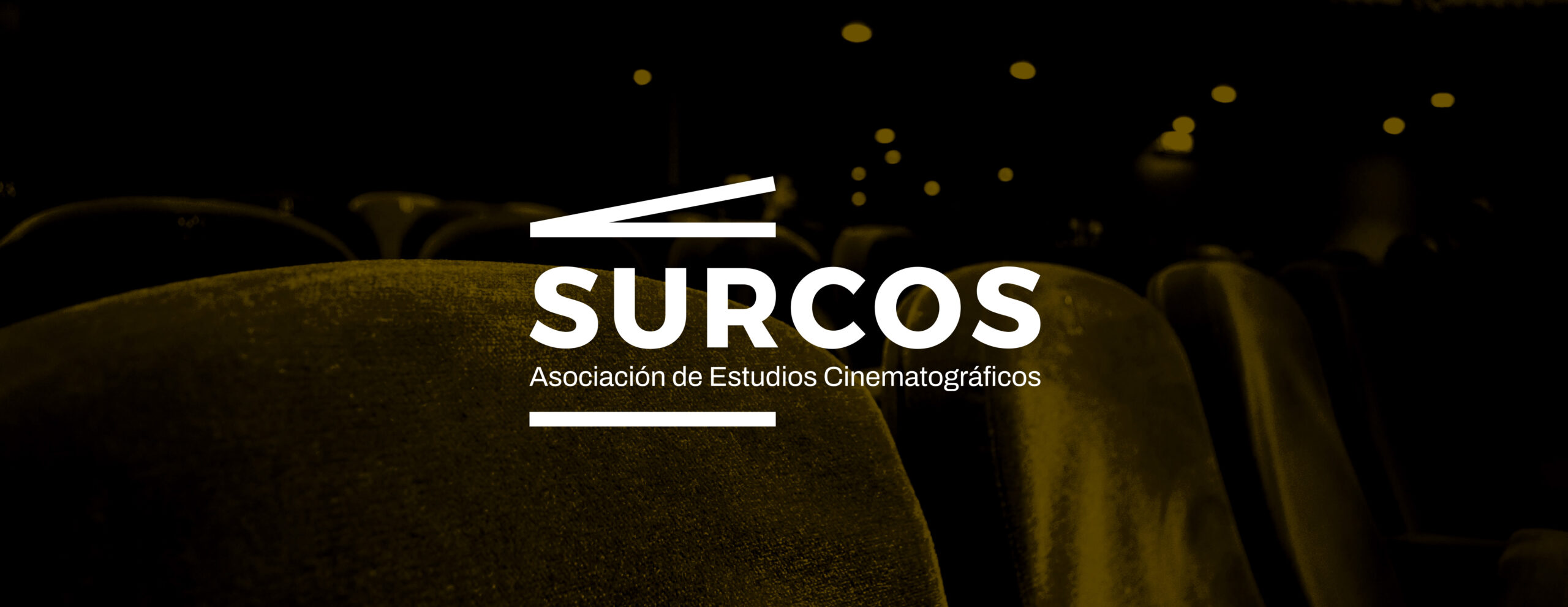 Logo de Surcos asociación de estudios cinematográficos en blanco con fondo de butacas de cine